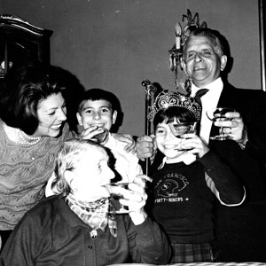 Antonio Annaloro con la moglie Luciana Serafini, la madre Giuseppina, i figli Marco e Donatella