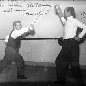 Antonio Annaloro durante l'allenamento con il Maestro d'Armi - Delitto e castigo di Arrigo Pedrollo - Teatro La Fenice, Venezia, 1953