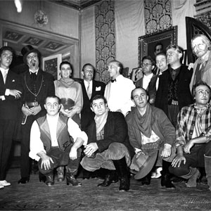 Nello studio della casa del Maestro Puccini dal secondo a sinistra verso destra in piedi dietro: Piero Guelfi, Elisabetta Barbato, il fratello di donna Rita Puccini avv. Dell'Ania, Maestro Argeo Quadri, impresario comm. Manoni, Antonio Annaloro - Fanciulla del West - Festival Pucciniano di Torre del Lago 1956