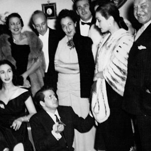 Da sinistra a destra: signora Milani, Maestro Milani, signora Samir Zulficar, Maestro Quadri, signora Fetonte, tenore Giacinto Prandelli e consorte, signora Annaloro, Hassn Saddik, in primo piano soprano Pederzini, signora Yolande Fahmy, tenore Annaloro, Cairo, 1950